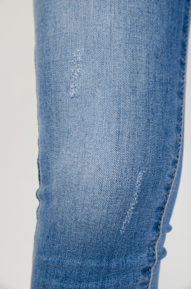 Jasne spodnie jeansowe delikatnie cieniowane