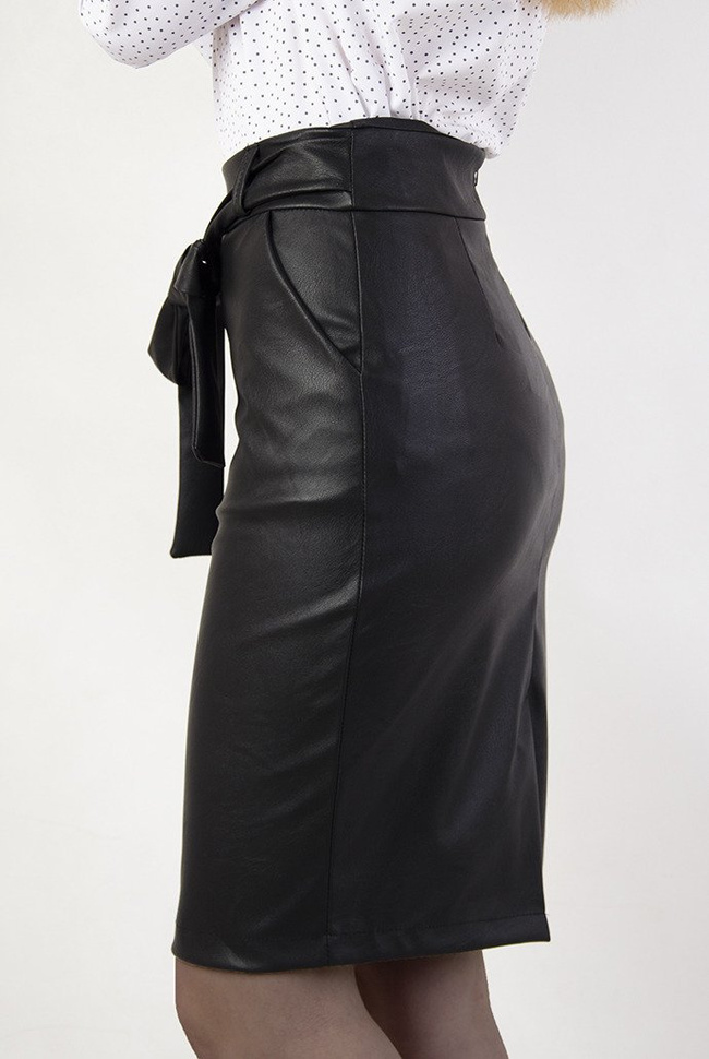 Czarna ołówkowa spódnica z kieszeniami oraz paskiem