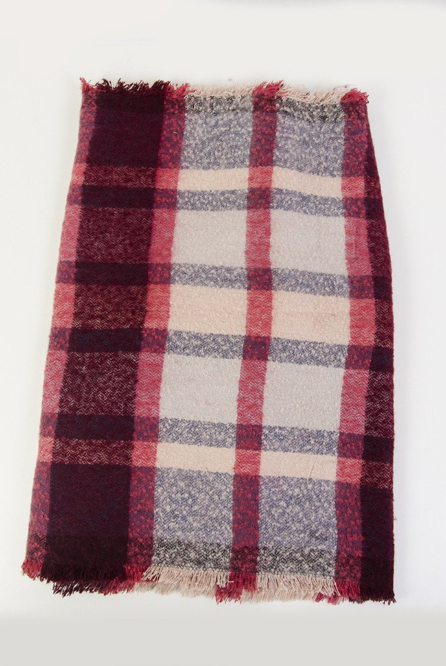 Bordowy szal w kratę