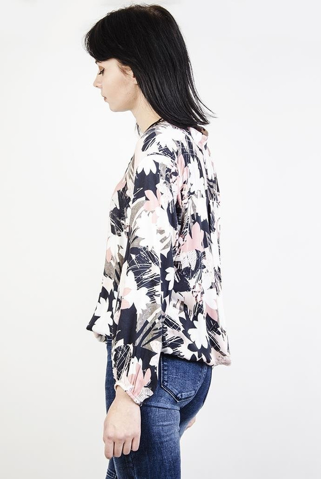 Bluzka w motyw kwiatowy, z wiązaniem w dekolcie