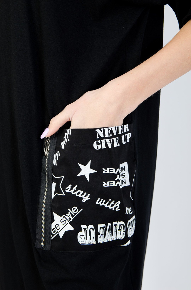 BAWEŁNIANA SUKIENKA OVERSIZE Z NAPISAMI W KOLORZE CZARNYM 