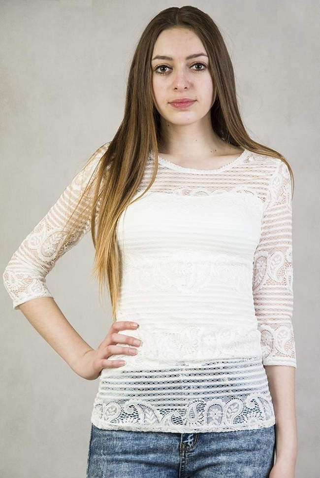 Biała bluzka z wkładkami w dekolcie, obszyta koronką