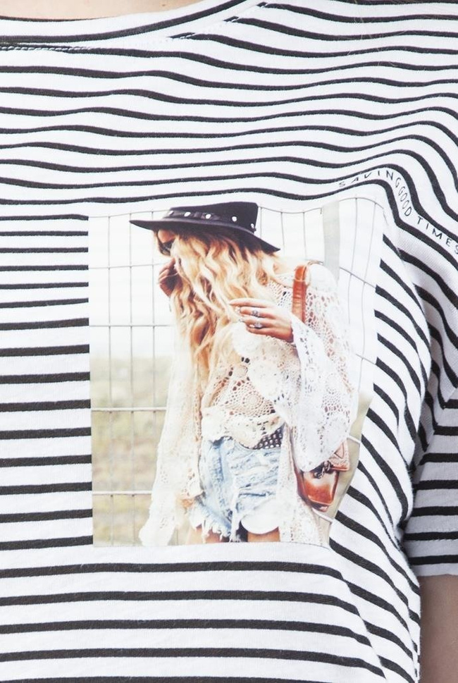 Bluzka w paski, z krótkim rękawem oraz sztampą