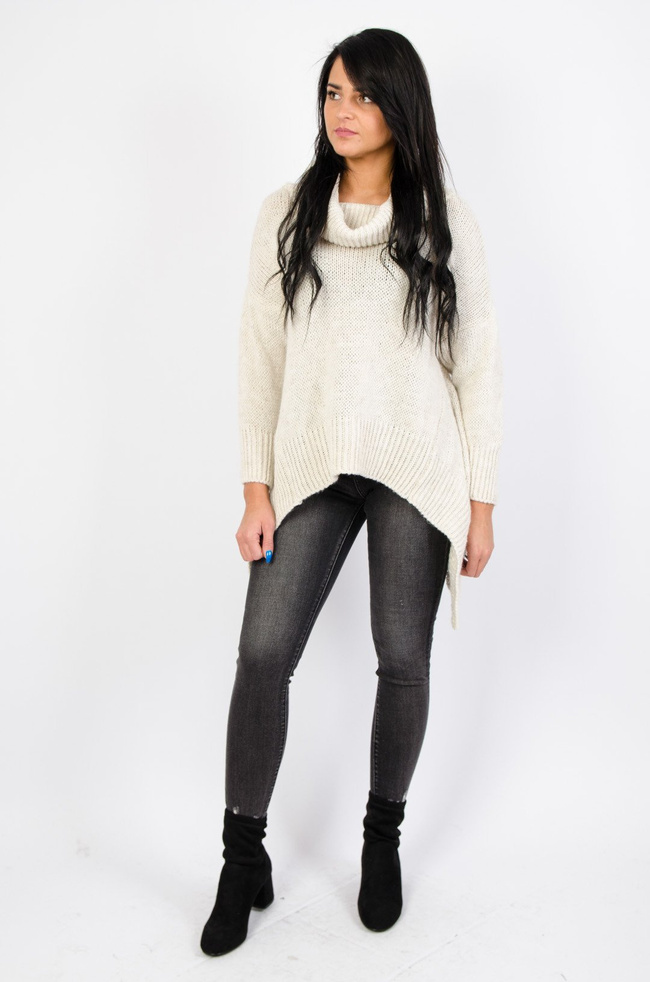 BEŻOWY SWETER-GOLF Z PRZEDŁUŻANYMI BOKAMI