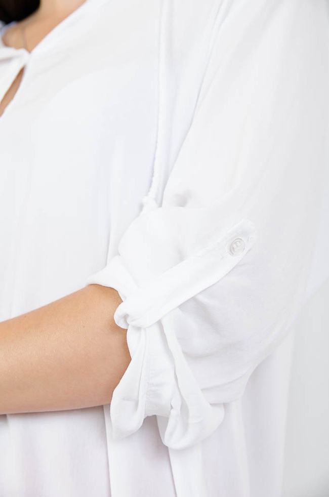 Biała asymetryczna bluzka z kapturem oraz napisami