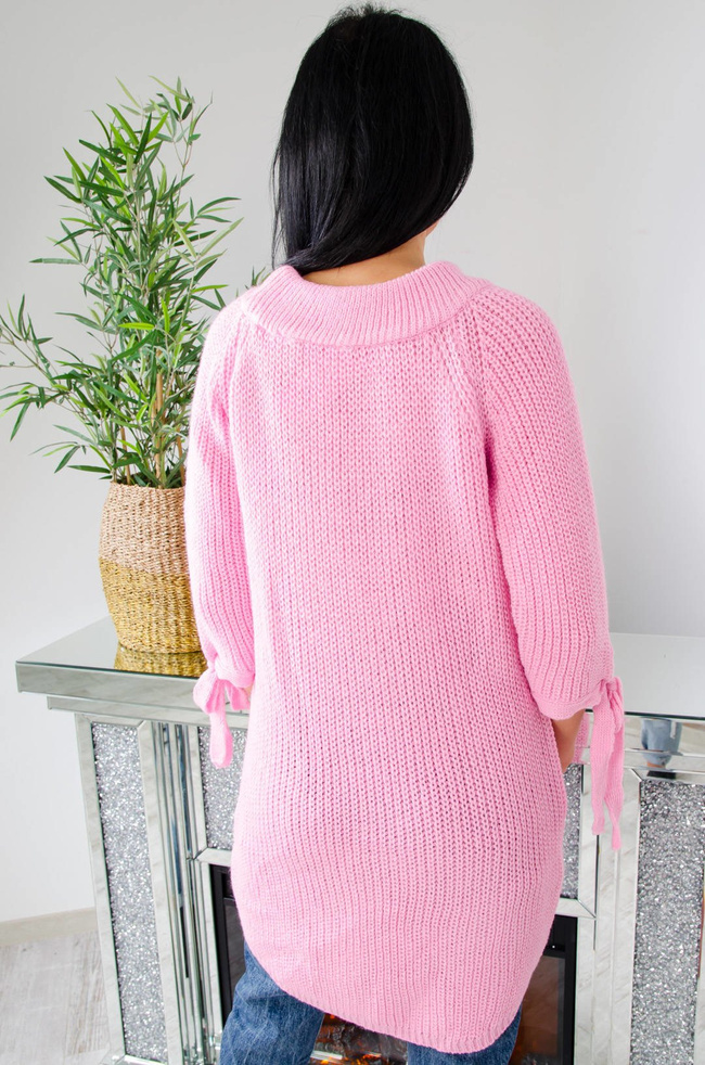 DŁUGI RÓŻOWY SWETER-SUKIENKA Z WIĄZANIEM NA RĘKAWACH