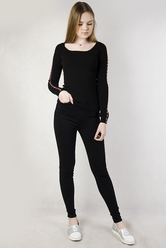 Czarna, przylegająca bluzka z ćwiekami u boku
