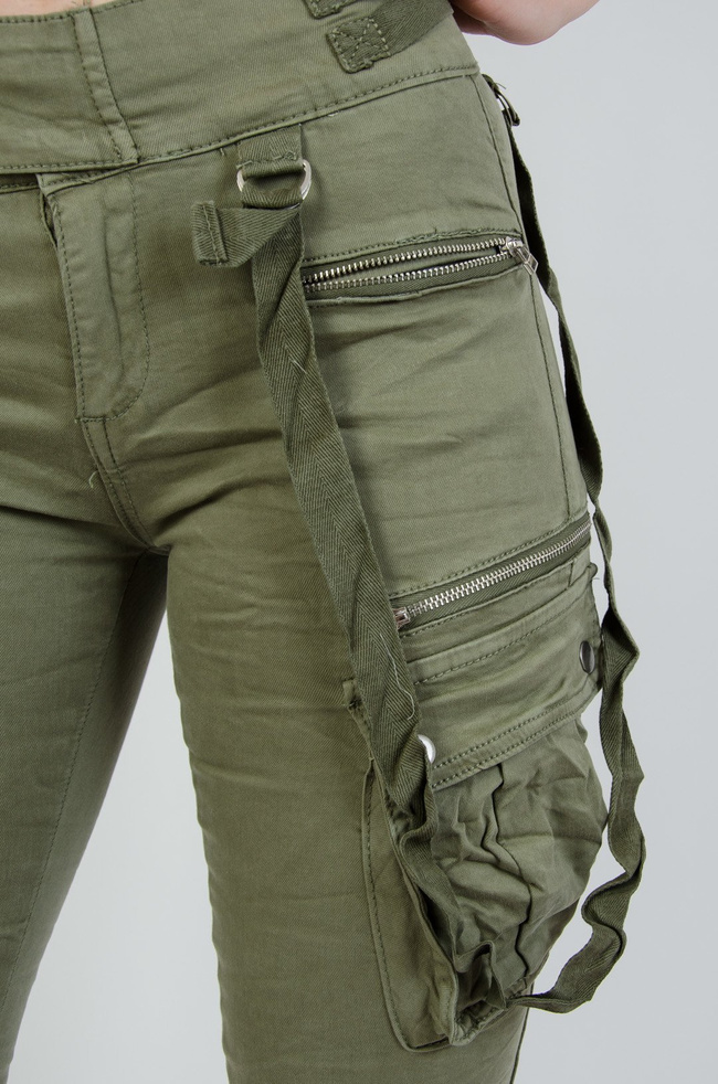  Jasno zielone spodnie joggery z zamkami oraz szelkami