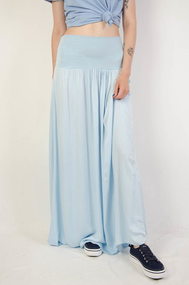 Długa zwiewna jasnoniebieska spódnica z szerokim pasem