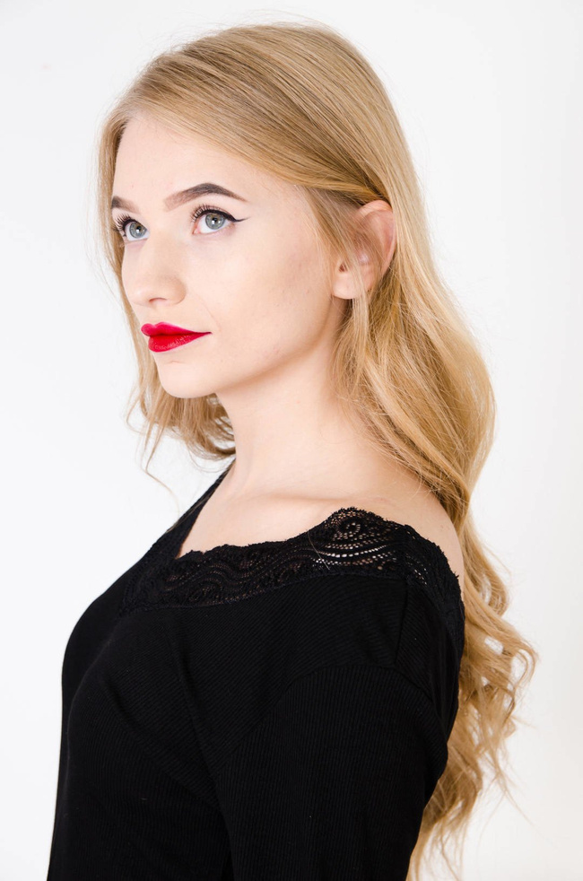 CZARNA PRĄŻKOWANA BLUZKA Z KORONKOWYM DEKOLTEM W SEREK