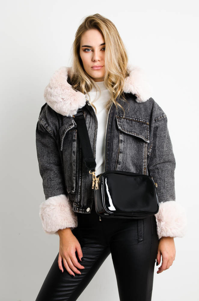 CZARNA LAKIEROWANA TOREBKA LISTONOSZKA 