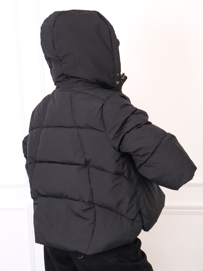 KURTKA PUCHOWA Z DZIANINOWYMI WSTAWKAMI PRZY RĘKAWACH- CZARNA