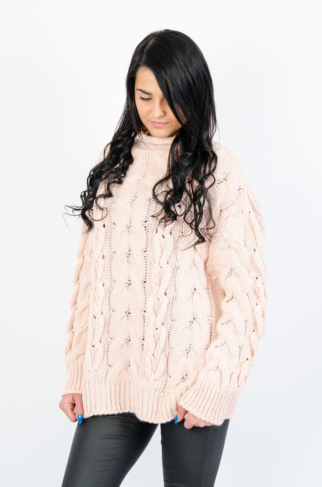 RÓŻOWY SWETER GOLF Z WARKOCZOWYM SPLOTEM