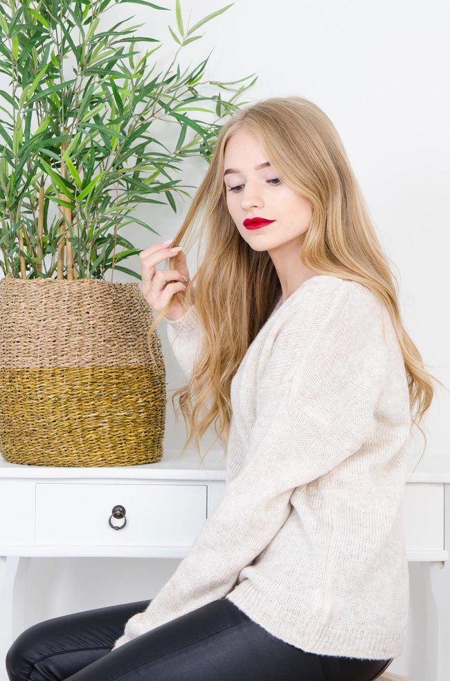 BEŻOWY LUŹNY SWETER Z DEKOLTEM W SZPIC