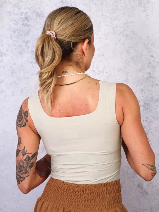 USZTYWNIANY TOP NA RAMIĄCZKACH - BEŻOWY