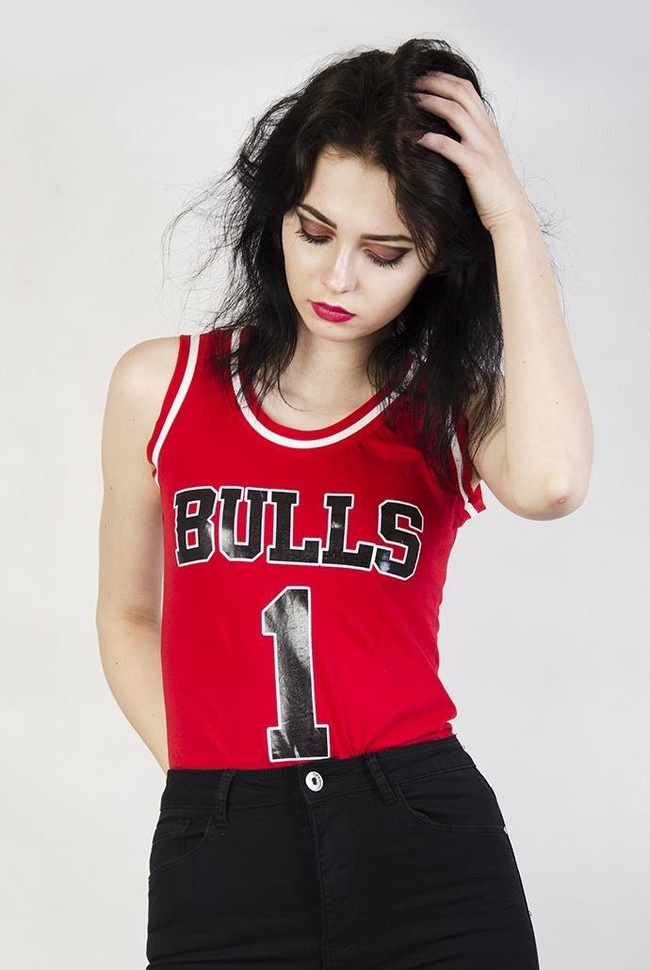 Czerwone body z napisem "BULLS"