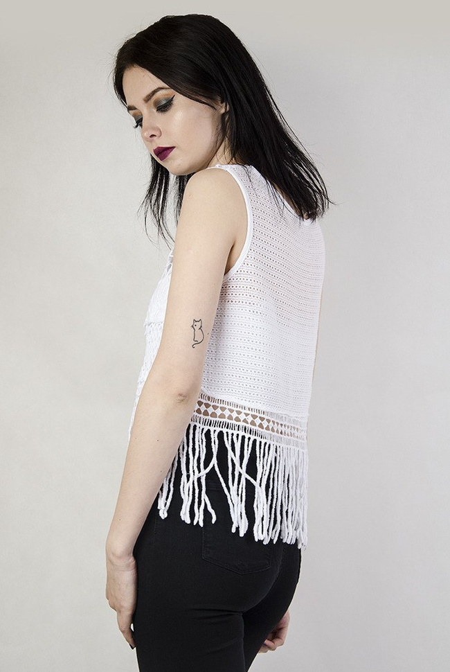 Krótka, koronkowa, biała bluzka z frędzelkami