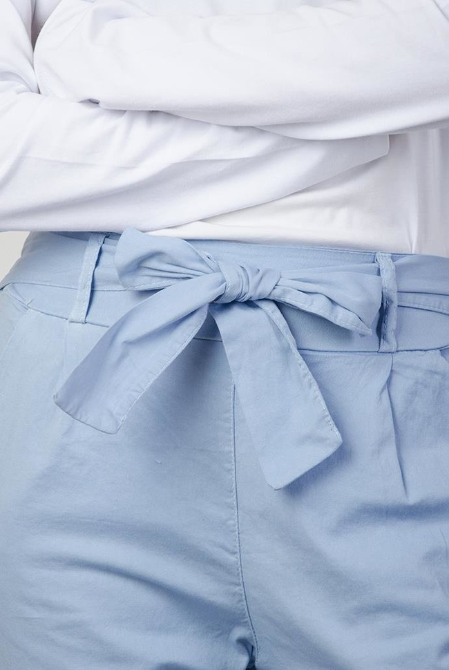 Niebieskie spodnie materiałowe z kokardą w pasie