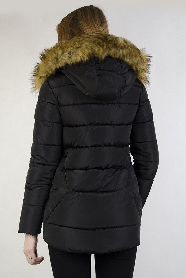 Czarna asymetryczna kurtka z pikowaniem oraz futerkiem przy kapturze