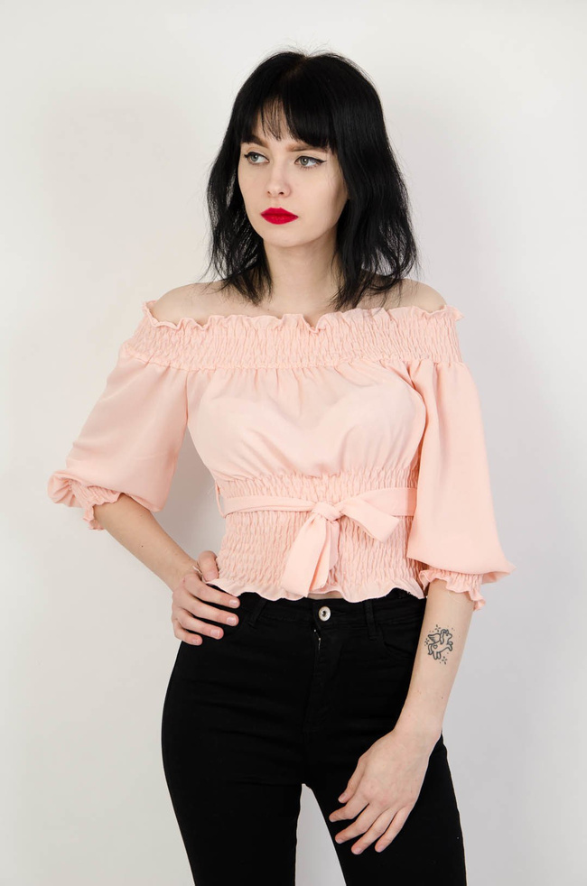 Różowy crop top z kokardą