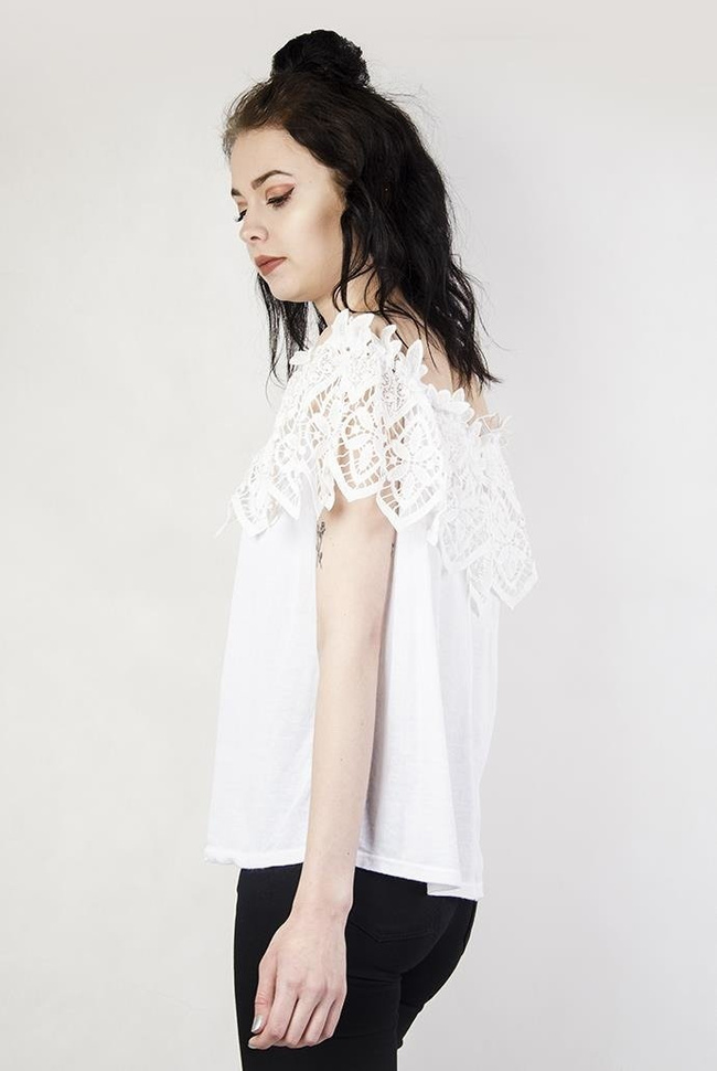 Biała bluzka z ażurowym, hiszpańskim dekoltem