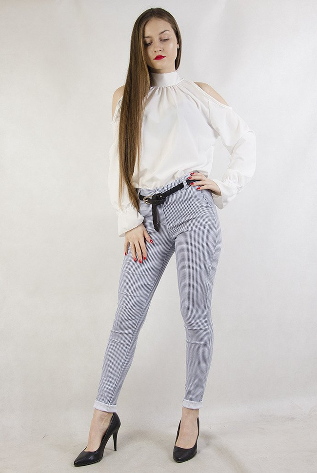 Białe eleganckie spodnie we wzorki