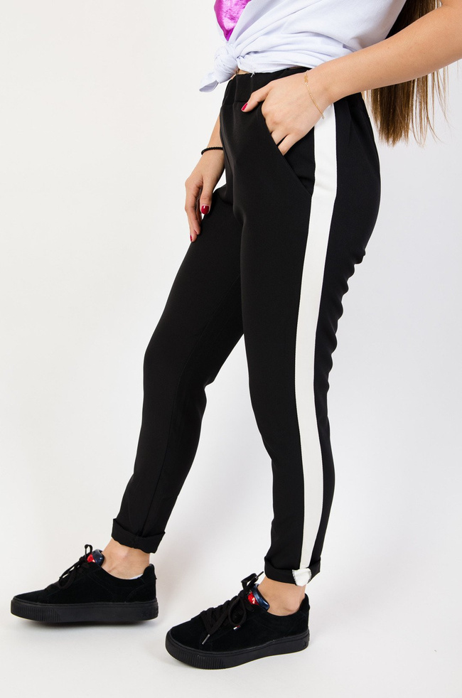 Czarne spodnie z białymi lampasami oraz gumką w pasie