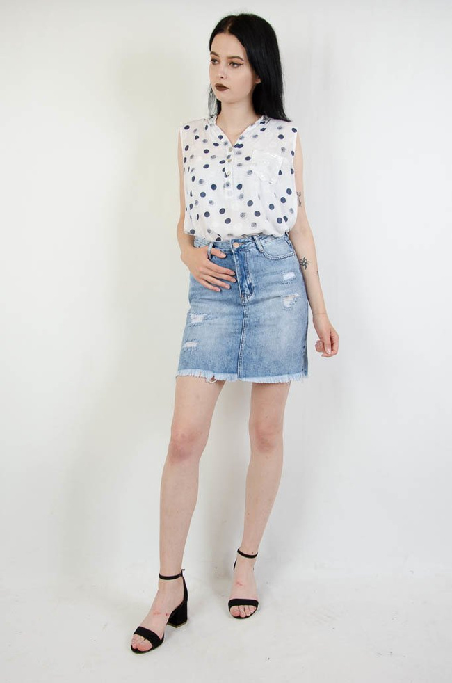 Biała koszula w kropki z cekinową kieszonką