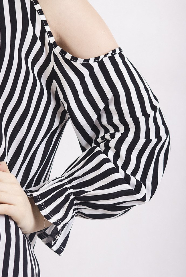 Bluzka w czarno białe pionowe paski