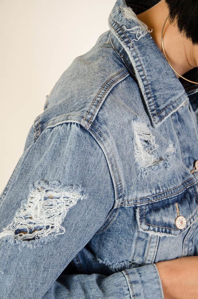 Kurtka jeansowa zapinana na guziki, z przetarciami