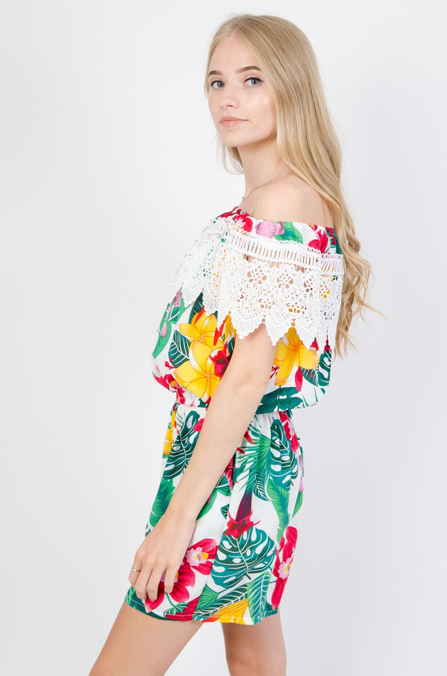 Kombinezon z koronką w dekolcie w kolorze białym