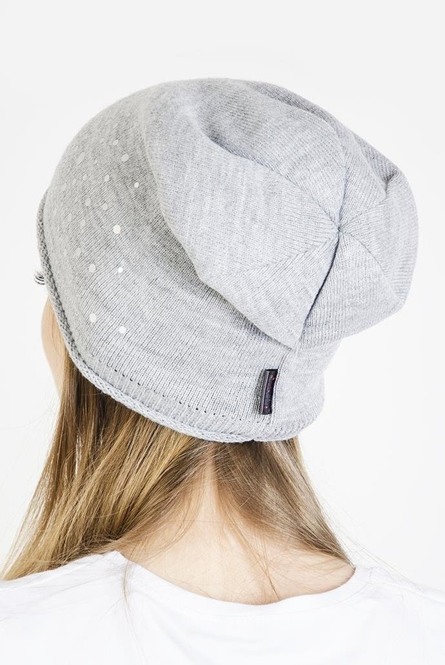 Jasnoszara czapka ze srebrnymi kropkami