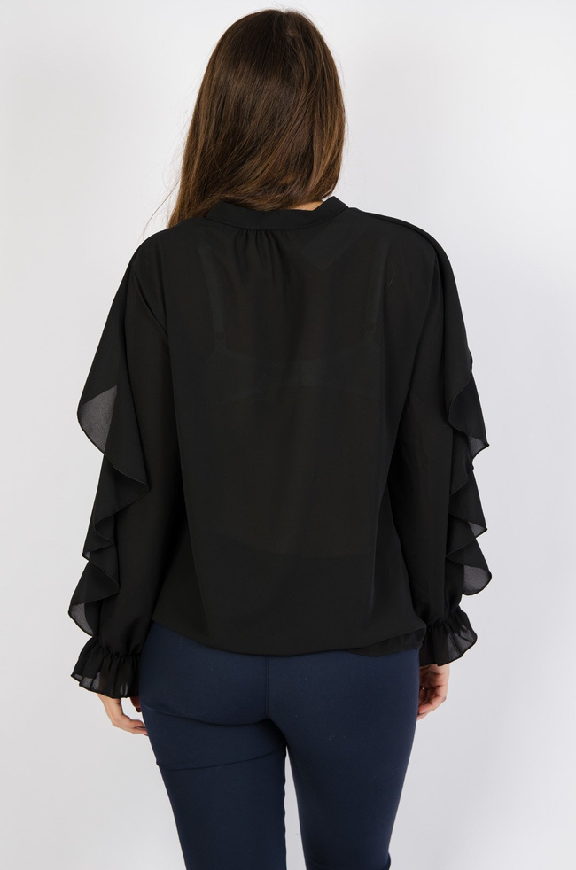 Czarna bluzka z żabotem oraz falbaną na rękawach