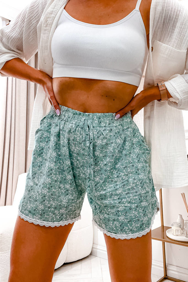 SZORTY W KWIATY I OZDOBNA KORONKĘ- ZIELONE