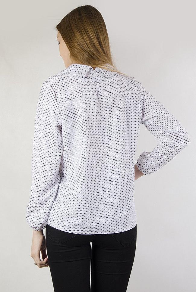 Biała bluzka koszulowa z kołnierzykiem, cała w czarne wzorki