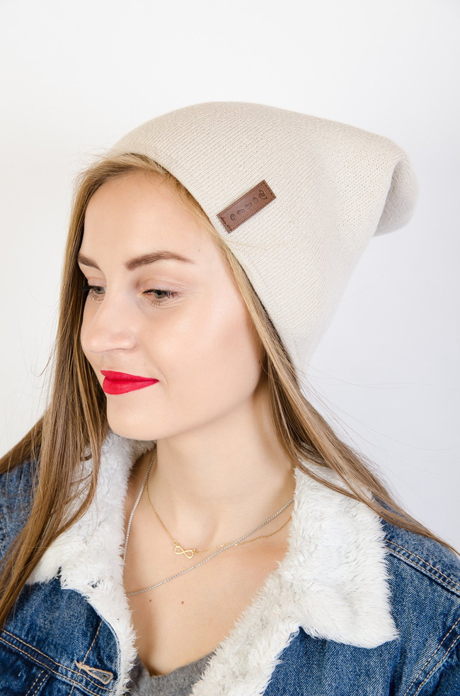 Beżowa czapka smerfetka  