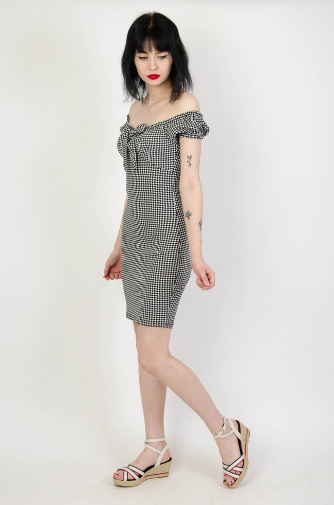 Dopasowana sukienka w pepitkę z odkrytymi ramionami
