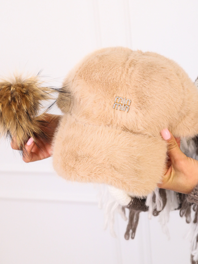 CZAPKA FUTRZANA Z NAPISEM MIN MIN I ODPINANYM POMPONEM- BRĄZOWA