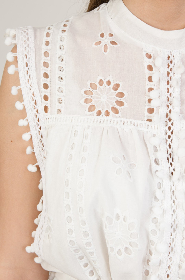 Biała bluzka z ażurowym przodem i pomponikami