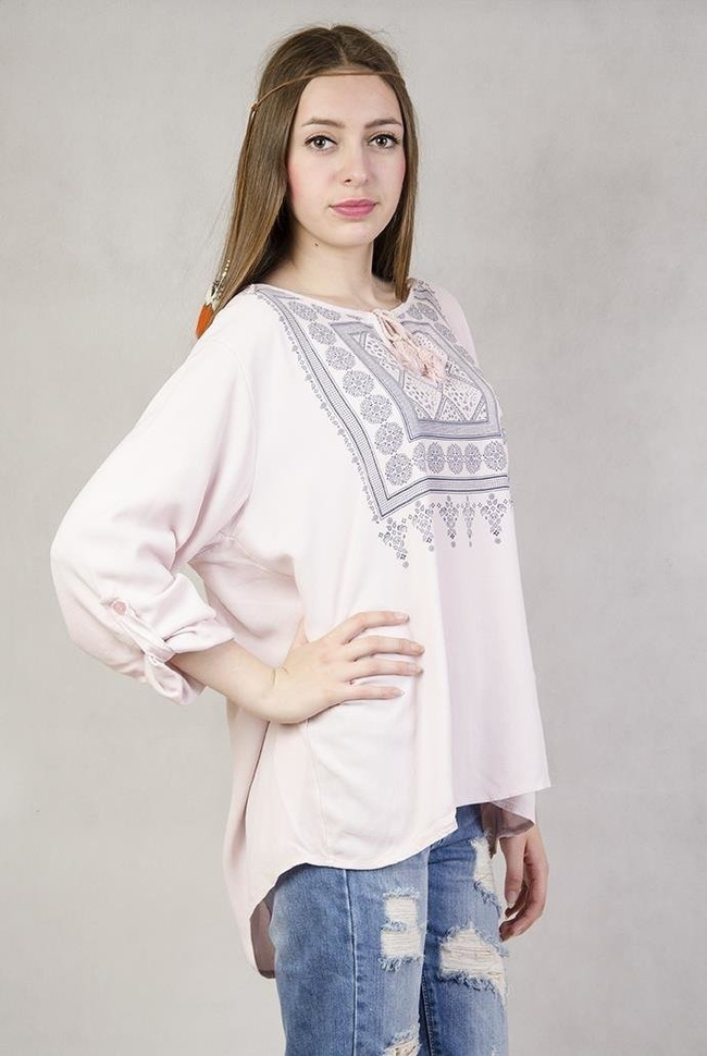 Różowa bluzka w indiańskim sylu