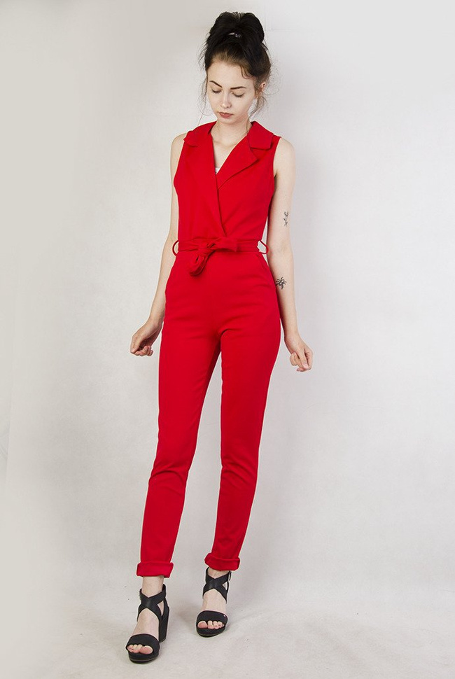 Czerwony kombinezon z zakładkami
