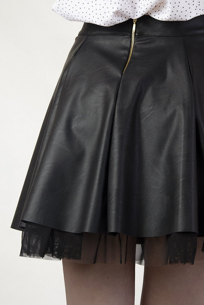 Skórkowa rozkloszowana spódnica w kolorze czarnym z dodatkiem tiulu