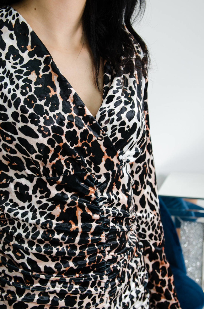 WELUROWA SUKIENKA W PANTERKĘ Z KOPERTOWYM DEKOLTEM