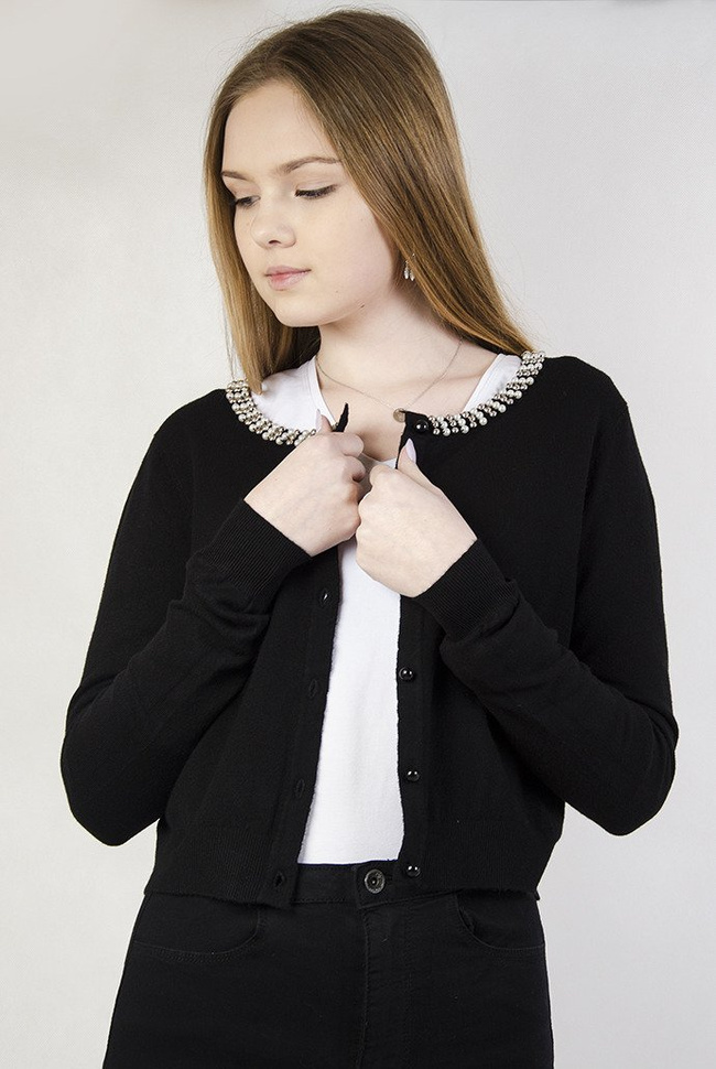 Czarny krótki sweter zapinany na guziki z koralikami przy kołnierzu
