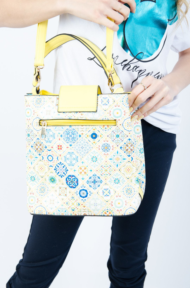 Żółta torebka w kolorowe wzory