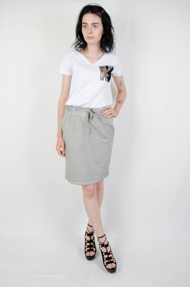 Szara dresowa spódnica z ozdobnymi lampasami 