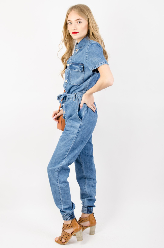 JASNY KOMBINEZON JEANSOWY ZE ŚCIĄGACZEM 
