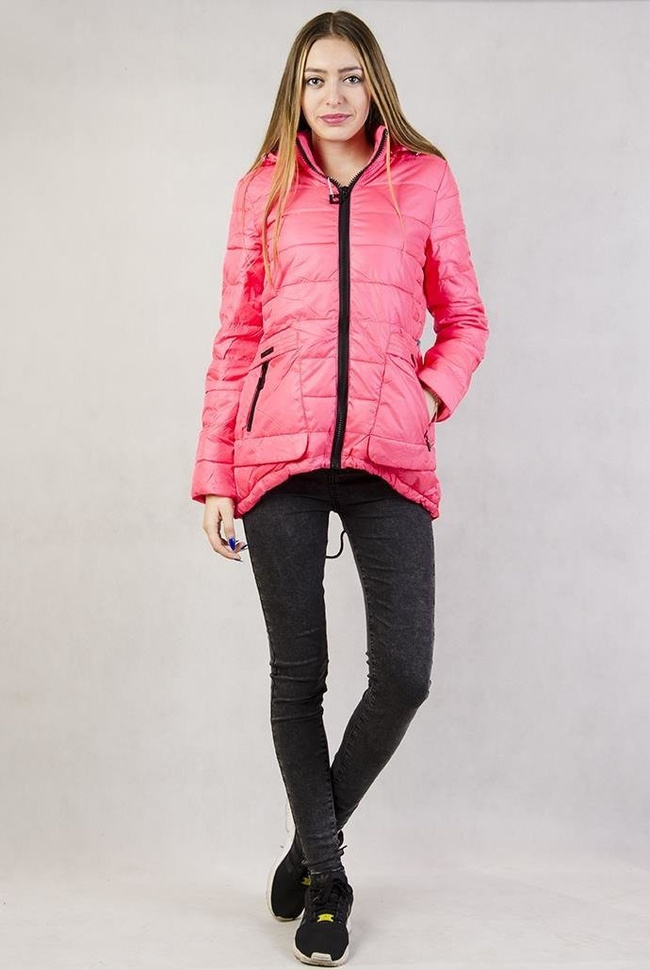 Malinowa, pikowana kurtka z asymetrycznym dołem, ściągana z tyłu