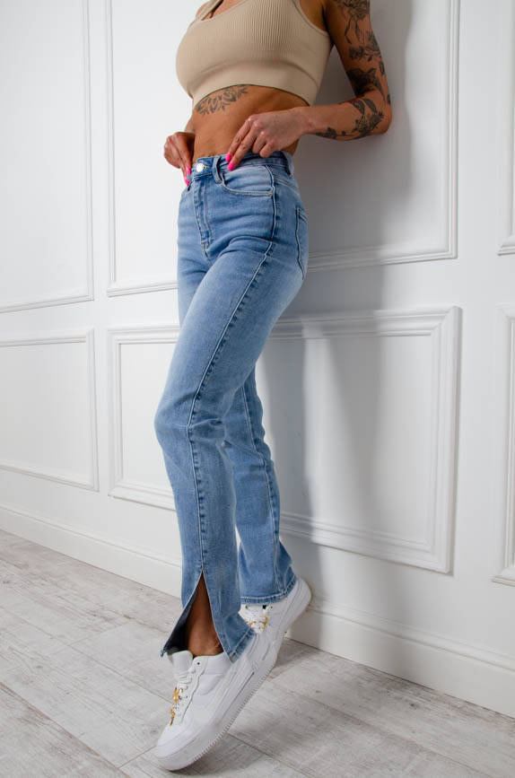 SPODNIE JEANSOWE Z WYSOKIM STANEM I WYCIĘCIEM NA NAGAWCE
