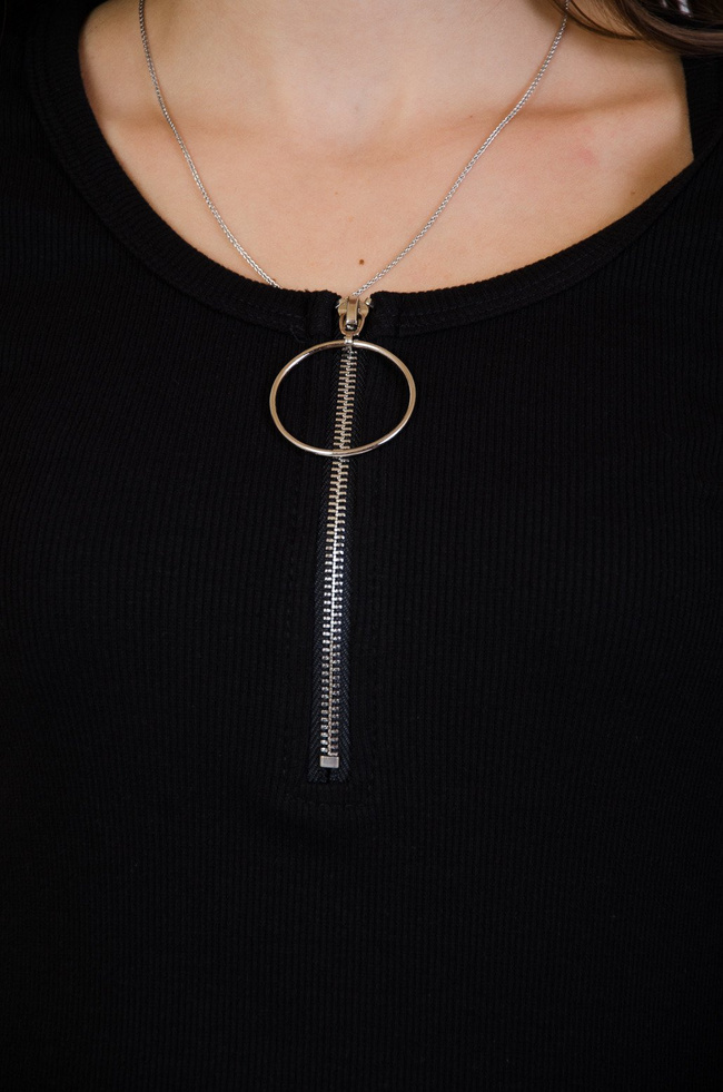 Czarna dopasowana bluzka z zamkiem